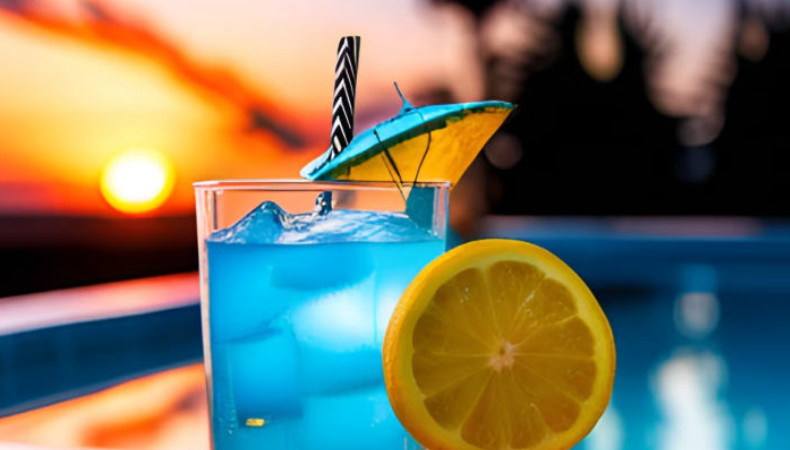 Ein blauer exotischer Cocktail mit Rum, Wodka, Blue Curacao, Sahne, Coconut Cream und Anannassaft