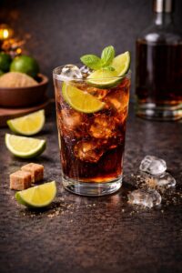 Ein Cocktail der an Karibik erinnert - Rum und spritzige Cola