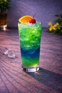 Frisch mit Blue Curacao Sirup und Orangensaft entsteht ein intensiv grüner Cocktail